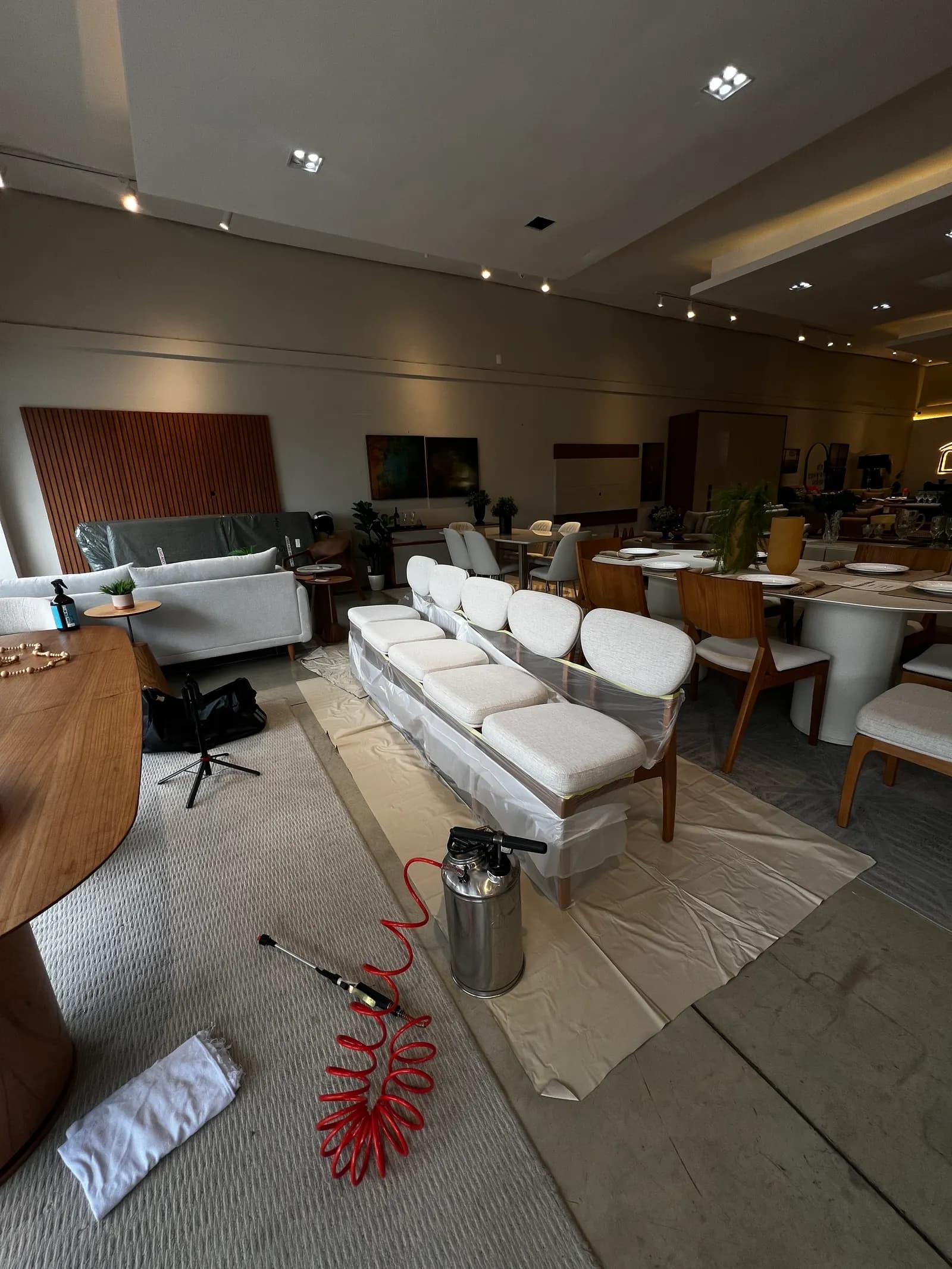 Showroom de loja de móveis atendido pela Aurum Clean, com móveis protegidos para a aplicação